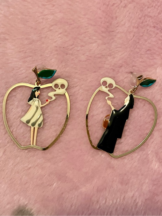 Disney Jewelry - Snow white pOiSoN APPLE evil queen delicate work-of-art FRENCH Disney